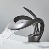 FlowArc – Moderne gebogen wastafelkraan voor de badkamer met watervaluitloop en minimalistische bediening