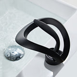 FlowArc – Moderne gebogen wastafelkraan voor de badkamer met watervaluitloop en minimalistische bediening