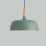 Moderne metalen hanglamp met houten accent – minimalistische Scandinavische stijl