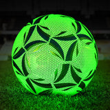 GlowBall - Reflecterende Voetbal voor Nachtelijke Wedstrijden en Duurzaam Spelplezier
