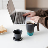 Handgemaakte Keramische Theemok met Zeef – Authentiek Design en Praktisch Gebruik