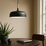 Moderne metalen hanglamp met houten accent – minimalistische Scandinavische stijl