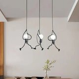 Hanglamp met een motief van een klimmende figuur