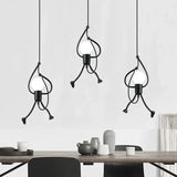 Hanglamp met een motief van een klimmende figuur