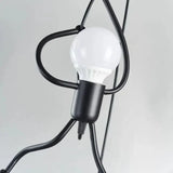 Hanglamp met een motief van een klimmende figuur