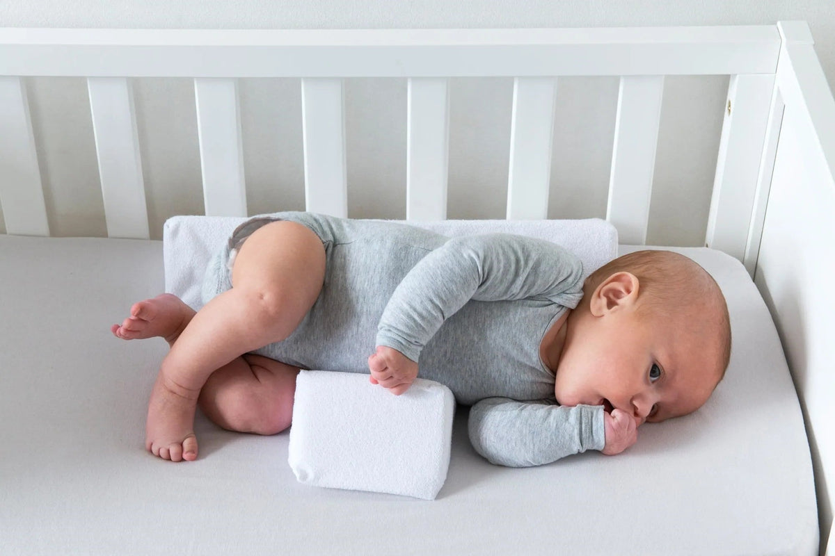 Baby Anti-Roll Kussen – Comfortabele 45° Slaappositie, gemakkelijk wasbaar