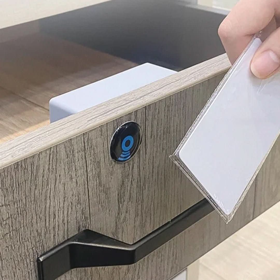 Elektronische laadconnector met onzichtbare sensorbesturing - Vaultin