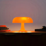 Moderne LED tafellamp in de vorm van een paddenstoel