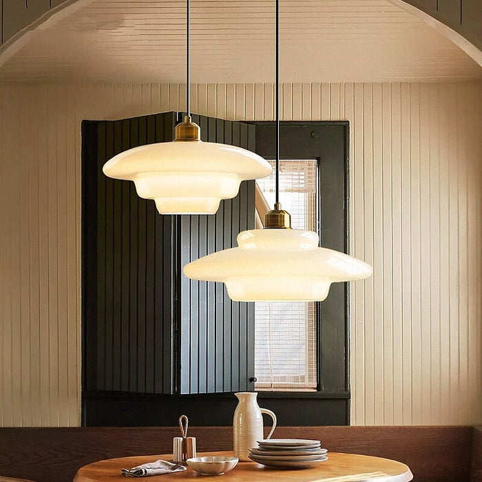 Melkwitte Glazen Hanglamp | Mid-Century Modern Design | Diameter Variaties | Verstelbare Ophanglengte | Glas en Messing | Geschikt voor 110V-120V | Elegant Statement Stuk voor Interieur