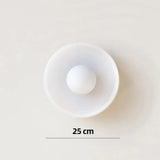 Moderne glazen plafondlamp met een minimalistisch ontwerp