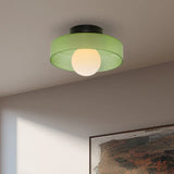 Moderne glazen plafondlamp met een minimalistisch ontwerp