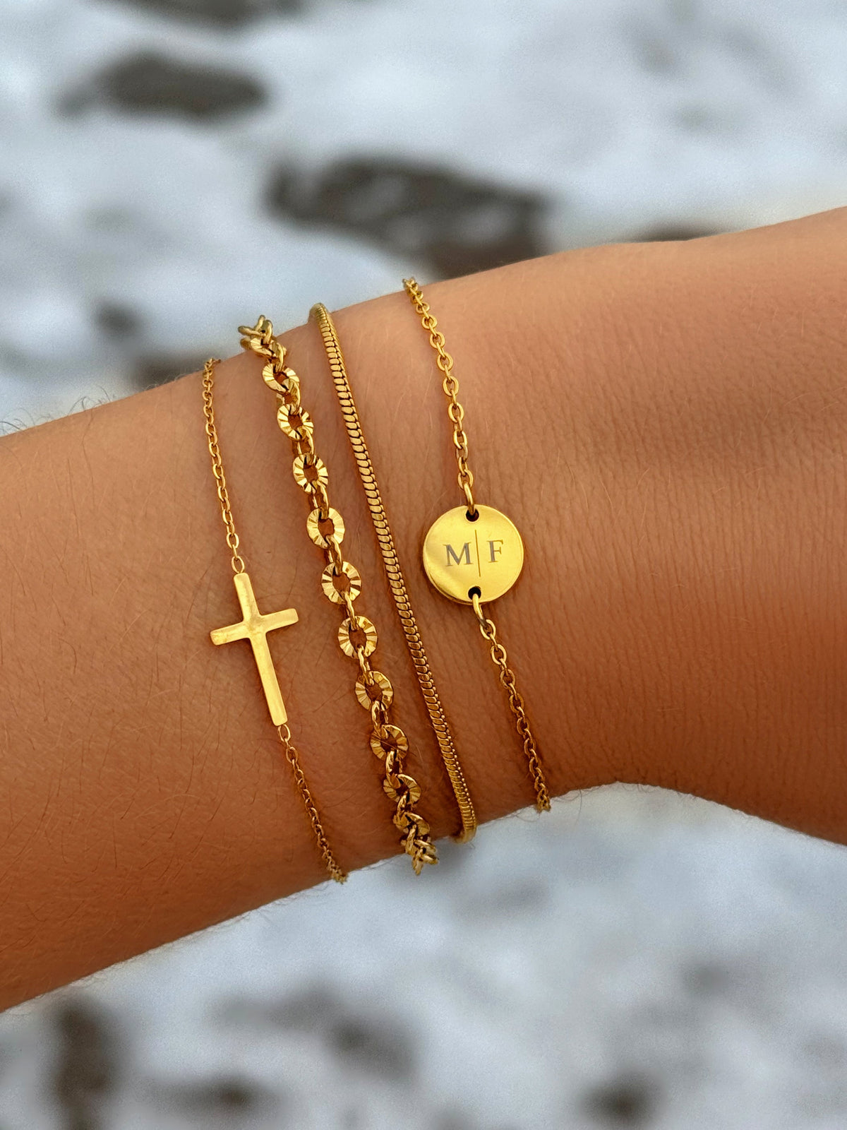 Gouden en zilveren kruisarmband