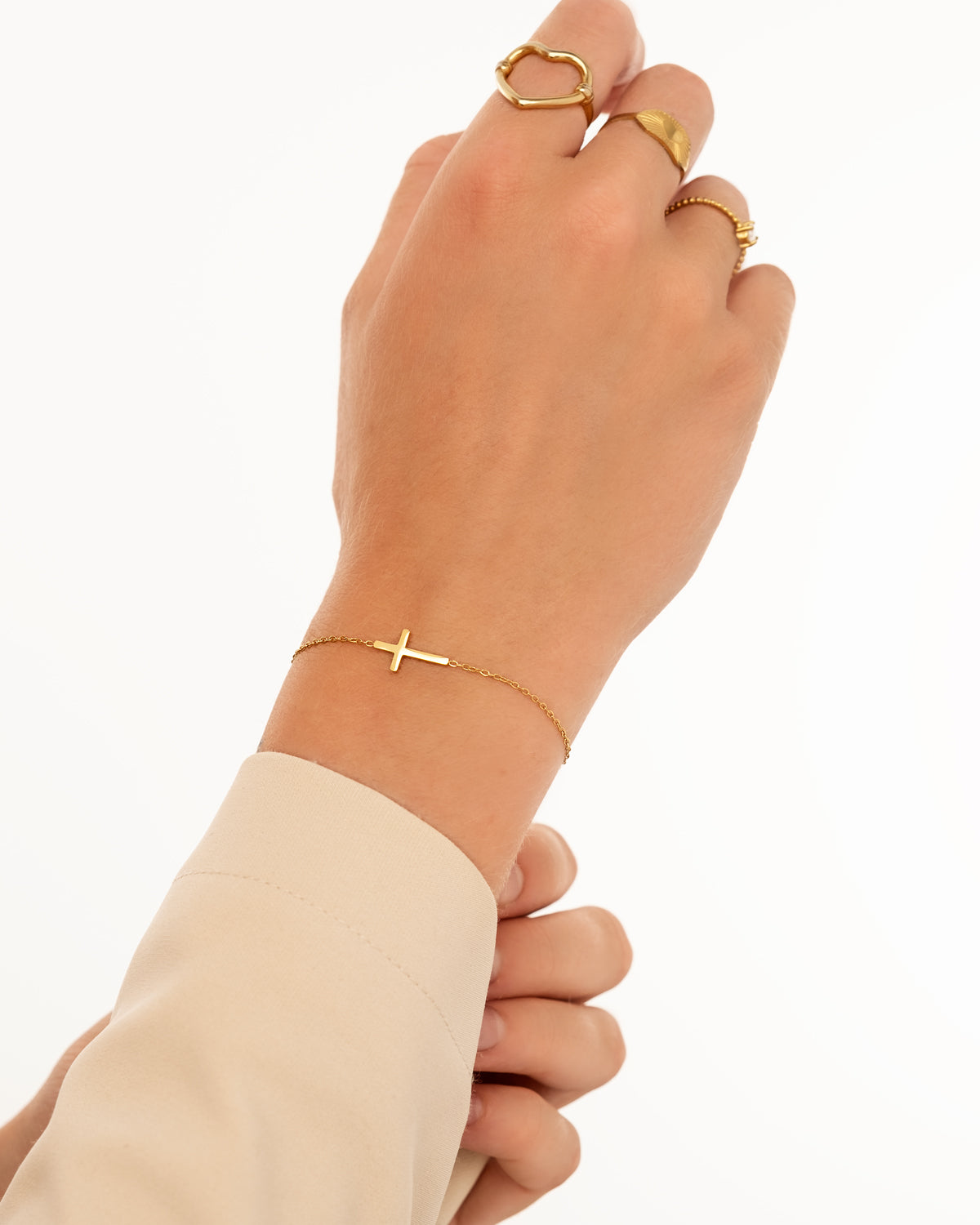 Gouden en zilveren kruisarmband