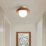 Plafondlamp met melkwitte kap die warme verlichting in de hal biedt