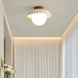 Plafondlamp met melkwitte kap die warme verlichting in de hal biedt