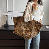 Oversized canvas schoudertas met luipaardprint - Paars