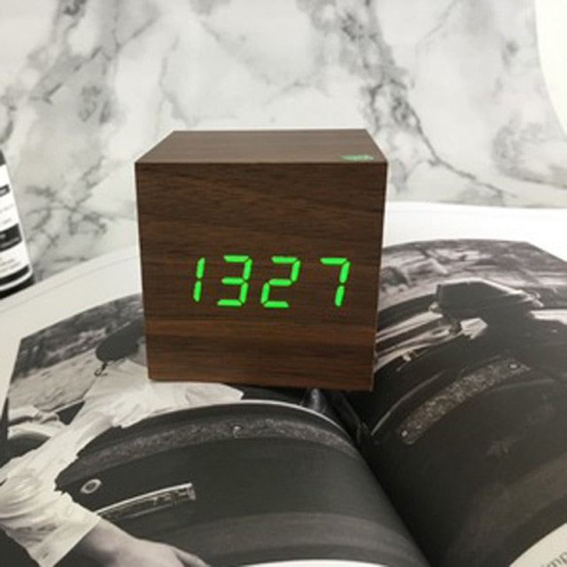 Minimalistische Digitale LED Wekker met Spraakbesturing