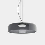 Moderne glazen hanglamp met gelaagde kap – design geïnspireerd op retrostijl