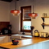 Moderne glazen hanglamp met gelaagde kap – design geïnspireerd op retrostijl