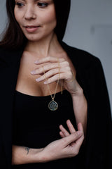 Labradoriet Luxe Halsketting – Natuurlijke Steen met Gouden Accenten voor Elegantie en Betovering