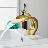 FlowArc – Moderne gebogen wastafelkraan voor de badkamer met watervaluitloop en minimalistische bediening