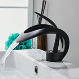 FlowArc – Moderne gebogen wastafelkraan voor de badkamer met watervaluitloop en minimalistische bediening