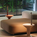 Elegante LED-tafellampe met modern, slank ontwerp en touch-knop