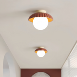 Plafondlamp met melkwitte kap die warme verlichting in de hal biedt