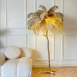 Hoge lamp met veren die luxe in elk interieur brengt!