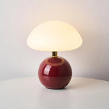 Moderne tafellamp met een bolvormige voet en een paddenstoelvormige kap – minimalistische stijl