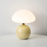 Moderne tafellamp met een bolvormige voet en een paddenstoelvormige kap – minimalistische stijl