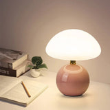 Moderne tafellamp met een bolvormige voet en een paddenstoelvormige kap – minimalistische stijl