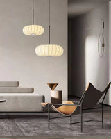 Hanglamp met zijden kap in Japanse wabi-sabi stijl – ovale kap met delicate ribbels