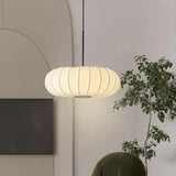 Hanglamp met zijden kap in Japanse wabi-sabi stijl – ovale kap met delicate ribbels