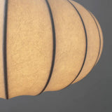 Hanglamp met zijden kap in Japanse wabi-sabi stijl – ovale kap met delicate ribbels