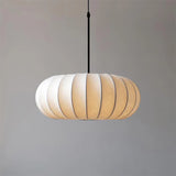 Hanglamp met zijden kap in Japanse wabi-sabi stijl – ovale kap met delicate ribbels
