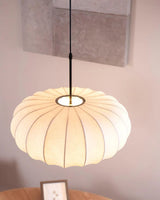 Hanglamp met zijden kap in Japanse wabi-sabi stijl – ovale kap met delicate ribbels