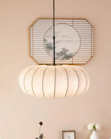 Hanglamp met zijden kap in Japanse wabi-sabi stijl – ovale kap met delicate ribbels