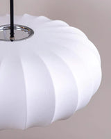 Hanglamp met zijden kap in Japanse wabi-sabi stijl – ovale kap met delicate ribbels