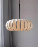 Hanglamp met zijden kap in Japanse wabi-sabi stijl – ovale kap met delicate ribbels