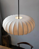 Hanglamp met zijden kap in Japanse wabi-sabi stijl – ovale kap met delicate ribbels
