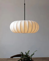 Hanglamp met zijden kap in Japanse wabi-sabi stijl – ovale kap met delicate ribbels