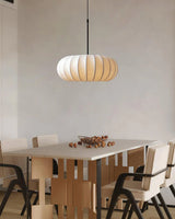 Hanglamp met zijden kap in Japanse wabi-sabi stijl – ovale kap met delicate ribbels